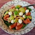 Cooksnap από 𝒳𝓇𝓊𝓈𝑜𝓊𝓁𝒶 𝒦𝑜𝓃𝓉𝑜𝓅𝑜𝓊𝓁𝑜𝓊 στη συνταγή Δροσερή σαλάτα με αβοκάντο, ντοματίνια, κρεμμυδάκι & μοτσαρέλα 🥗
