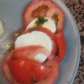 El cooksnap de @cocina_en_casa.cs cuando hizo Ensalada caprese con aceite de albahaca.