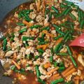 Cooksnap Dania Halim semasa beliau membuat Ayam Daun Selasih (Pad Krapow).