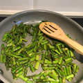 El cooksnap de Vilma Moreno cuando hizo Espárragos tiernos fritos con mantequilla de ajo.ॐ.