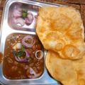 Neeta Bhatt का कुकस्नैप जब उन्होंने पंजाबी छोले और भटूरे (Punjabi chole aur bhature recipe in Hindi) बनाया था।