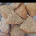 Reena Verbey का कुकस्नैप जब उन्होंने तिकोनी मठरी (Tikoni mathri recipe in hindi) बनाया था।