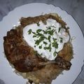 Gulyás Krisztina Cooksnap-ja, amikor elkészítette a(z) Sült csirkecomb,  savanyúkáposzta ágyon receptet.
