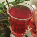 کوک اسنپ سارا بعد از امتحان کردن جوشانده گیلاس و دُم گیلاس.