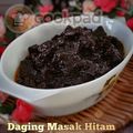 Cooksnap Aznie Khasri semasa beliau membuat Daging masak hitam.