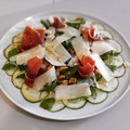 El cooksnap de Toni Martín cuando hizo Carpaccio de calabacín, parmesano y rúcula con aceite de albahac.