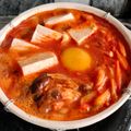 Cooksnap Fatin Fauzi semasa beliau membuat Beef soft tofu (kimchi) jigae.