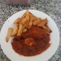El cooksnap de Laura Ilie cuando hizo Muslos de pollo en salsa de tomate con patatas fritas en aceite de pollo frito.