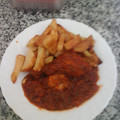 El cooksnap de Laura Ilie cuando hizo Muslos de pollo en salsa de tomate con patatas fritas en aceite de pollo frito.