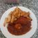 La cooksnap de Laura Ilie cuando cocinó Muslos de pollo en salsa de tomate con patatas fritas en aceite de pollo frito