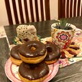 Madhu Walter का कुकस्नैप जब उन्होंने चॉकलेट डोनट्स (chocolate donuts recipe in Hindi) बनाया था।