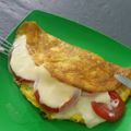 El cooksnap de Aldana Sept cuando hizo Omelette de huevo, pesto rúcula con queso y tomate.