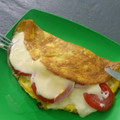 El cooksnap de Aldana Sept cuando hizo Omelette de huevo, pesto rúcula con queso y tomate.
