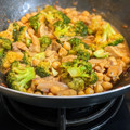 El cooksnap de Jesús Ruiz cuando hizo Curry de garbanzos y brócoli 🥦 con bacalao a la plancha y ajo aceite.