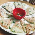 Rafiqua Shama का कुकस्नैप जब उन्होंने आलू पिज़्ज़ा (Aloo pizza recipe in Hindi) बनाया था।