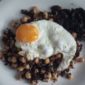 El cooksnap de MaryGlory cuando hizo Garbanzos salteados con morcilla y huevo frito.