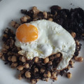 El cooksnap de MaryGlory cuando hizo Garbanzos salteados con morcilla y huevo frito.