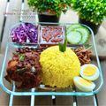 Cooksnap Sesimple Loralin semasa beliau membuat Nasi Lemak Royale.