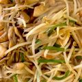 左官屋の奥さんです's cooksnap of when they made 鶏肉ウスターソース炒♪舞茸もやしにのせて.