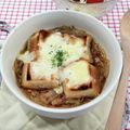 在宅勤務のおじさん's cooksnap of when they made 食パンで＊絶品オニオングラタンスープ.