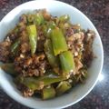 Urmila Agarwal का कुकस्नैप जब उन्होंने आमी हरी मिर्च(Mango Chili pickle recipe in hindi) बनाया था।