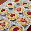 Cooksnap MinSha semasa beliau membuat Peach Cobbler dengan butter crumble.