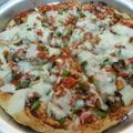 صورة من براءة هلال ، شاركها بعد تجربة وصفة بيتزا الدجاج و الخضار 😍🍕