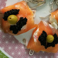 El cooksnap de Zaira cuando hizo Rollitos de salmón ahumado rellenos de gulas y vinagreta templada de tomate.
