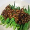 Cooksnap Rashidah Ibrahim semasa beliau membuat Bendi sambal tumis udang kering.