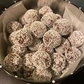 Girán Julcsi Cooksnap-ja, amikor elkészítette a(z) Gesztenyés kókuszgolyó 🥥🥥🥥 receptet.