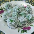 Cooksnap Rynie76 semasa beliau membuat Kuih Onde-onde / Buah Melaka Sarawak Style.