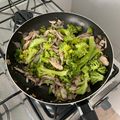 El cooksnap de Camilo Andrés Galeano cuando hizo Brócoli al vino con pechuga de pollo. 🥦🐔🍷.
