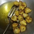 Cooksnap Julia ALeen Aireish semasa beliau membuat Jemput jemput bawang rangup.