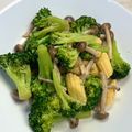 Johnson Lee 的 綠花椰菜炒鴻喜菇 cooksnap
