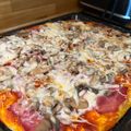 Klaudia Zatykó Cooksnap-ja, amikor elkészítette a(z) Tepsis pizza, házi szósszal receptet.