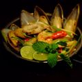 รูป Cooksnap ของ Nikom Tonkaew เมื่อเขาทำ หอยแมลงภู่อบหม้อดิน