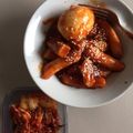 Cooksnap dari Nabila Karima untuk resep Resep Sinjeon Tteokbokki. Saingannya Yeobki tteokbokki pedas sama2 gampang