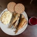 El cooksnap de Mónica cuando hizo Arenques fritos con salsa de frutos rojos y puré de patatas (se intentó la inspiración nórdica).