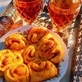 کوک اسنپ آنیتا بعد از امتحان کردن شیرینی باقلوایی با شهد به 😋😍 (رول دارچینی).