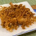 Cooksnap Kanaaneko semasa beliau membuat Crispy Enoki.