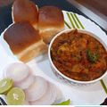 Seema Raghav का कुकस्नैप जब उन्होंने मुम्बई स्ट्रीट स्टाइल पाव भाजी (mumbai street style pav bhaji recipe in Hindi) बनाया था।