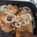 El cooksnap de Carolina Guerra cuando hizo Muslitos de pollo al horno con patatas encebolladas.