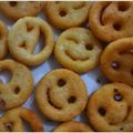Bhuvi का कुकस्नैप जब उन्होंने स्माइली के आकार की मठरी (smiley akar ke mathri recipe in Hindi) बनाया था।