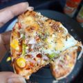 Gauri Mukesh Awasthi का कुकस्नैप जब उन्होंने गेहूं के आटे से बना पिज़्ज़ा (Gehun ke aate se bana pizza recipe in Hindi) बनाया था।