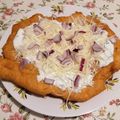 Angéla Cooksnap-ja, amikor elkészítette a(z) Lilahagymás, sajtos, kapros- tejfölös lángos receptet.