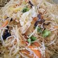 Cooksnap Dapur Yusfarisyia semasa beliau membuat Bihun Goreng Putih Simple.