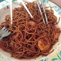 Cooksnap Norida Alias semasa beliau membuat Mee Goreng Udang.