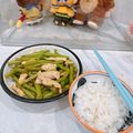 Hoài Thu Lê's cooksnap of when they made Ức gà xào đậu que, cà rốt (Eat clean).