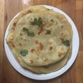 Cooksnap de Yuri Rodrigues quando cozinhou Naan (Pão Indiano) com manteiga de coentros.