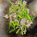 Eve Nevenave 's cooksnap of when they made หน่อไม้ฝรั่งผัดหมูสับ.